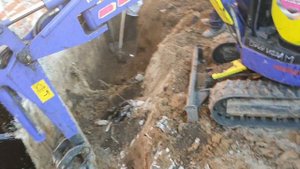 Мини экскаватор Komatsu PC10UU,весом 1 тонна,обкавываем фундамент