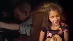 Девочка поёт   про маму .