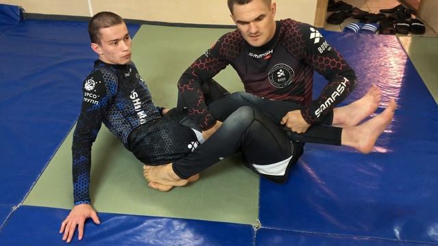 Болевой на ногу снизу. Рычаг колена из гарда Butterfly от чёрного пояса по BJJ ! смотреть онлайн