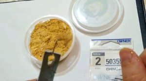 Как правильно насадить опарыша на крючок.Насаживаем опарыша на крючок.