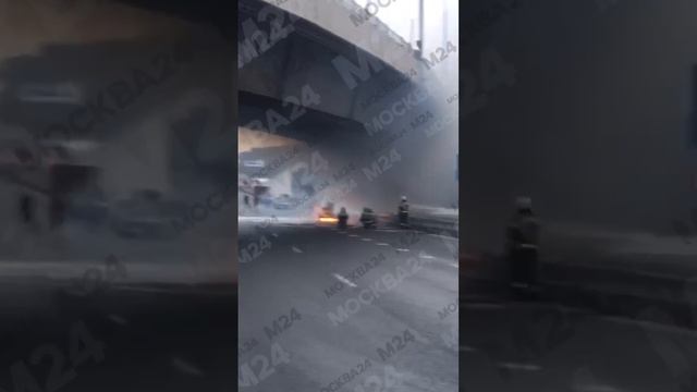 Такси вспыхнуло на внутренней стороне 45-го км МКАД - Москва 24