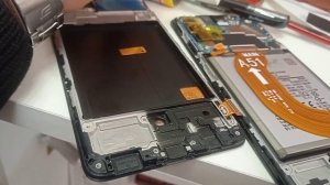 отремонтировал смартфон Samsung a51 замена дисплея для клиента экран олед в рамке