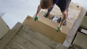 необычная отделка лестницы на металлокаркасе