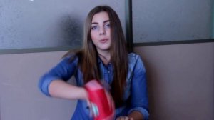 Девушка поет со стаканом известную песню