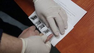 Как снимают отпечатки пальцев?