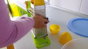 Настя помогает маме готовить. Сладкое шоколадное блюдо Для детей