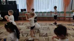 Занятие по физической культуре у детей 4-5 лет. Традиционное со средним мячом.