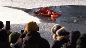 Иркутские спасатели провели для школьников урок безопасности на тонком льду