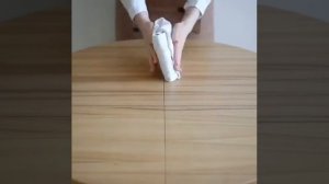 как удобно сложить толстовку с капюшоном.