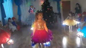 Танец огоньков (средняя группа)