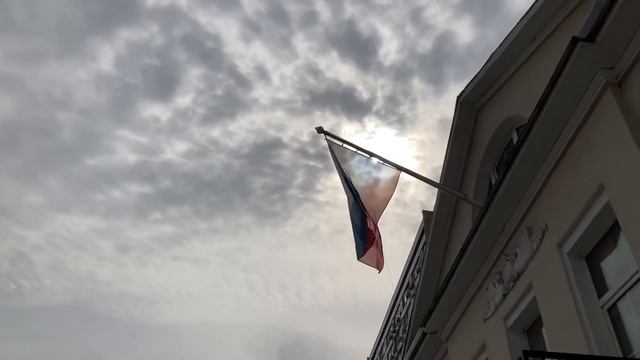 Настенный флагшток и флаг  на микросетке от Флаг.ру. Здесь лучше подходит не прозрачная ткань￼. ￼