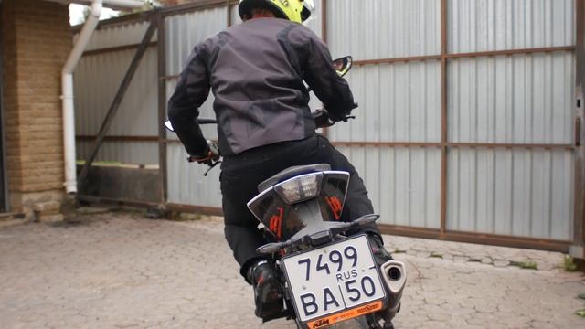 Повороты под коленку. Свешивание на мотоцикле. смотреть онлайн