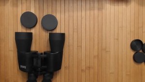 Бинокли Bushnell начального уровня - первый взгляд на столе