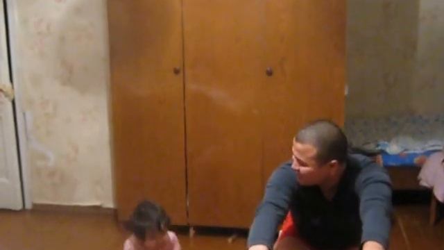 Зарядка с папой. Аделе 1 год и 7 месяцев. смотреть онлайн