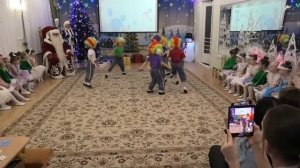 "Танец клоунов"  -  дети  старшей группы