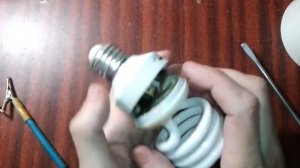 КАК ИЗ ДВУХ ПЕРЕГОРЕВШИХ ЭНЕРГОСБЕРЕГАЮЩИХ ЛАМПОЧЕК СДЕЛАТЬ ОДНУ РАБОЧУЮ ((без паяльника