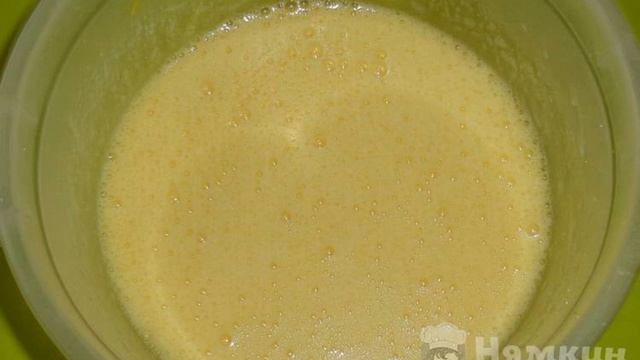 Пирог с черной смородиной и арахисом