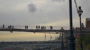 MILLENNIUM BRIDGE LONDON TOURIST