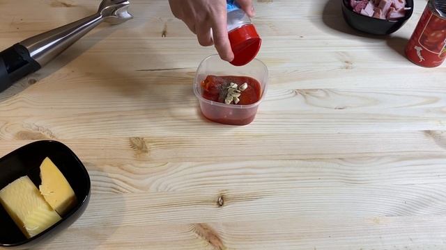 Рецепт Пиццы с колбасой и сыром из слоеного теста в духовке