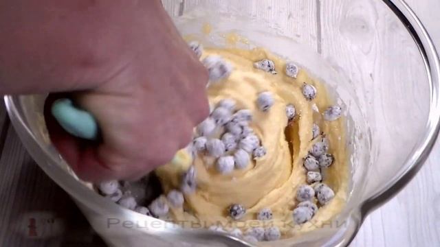 Кексы с черной смородиной в глазури. Вкусно и просто. Все в восторге!