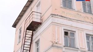 В Ельце из-за обрушения кирпичного парапета нежилого дома пострадал автомобиль