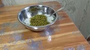 Салат с консервами и зелёным горошком