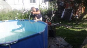 Выкачиваем  воду из каркасного  бассейна.