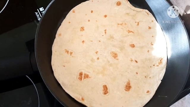 яичный ролл. омлет. яичный рулет. вкусный завтрак. завтрак.