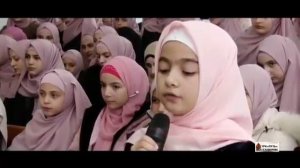 Маленькая девочка очень красиво читает коран