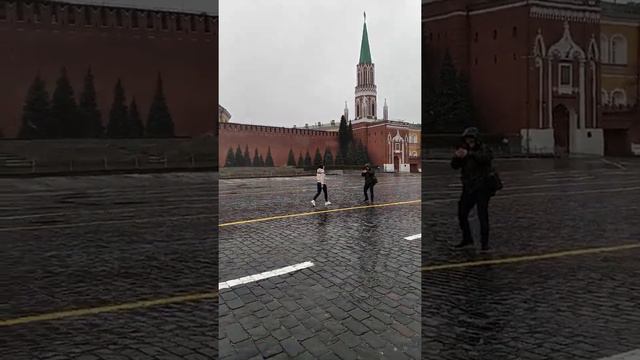 Девушка фотографируется на Красной площади смотреть онлайн