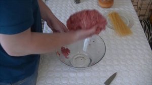 Нежные фрикадельки из говядины сами с усами.