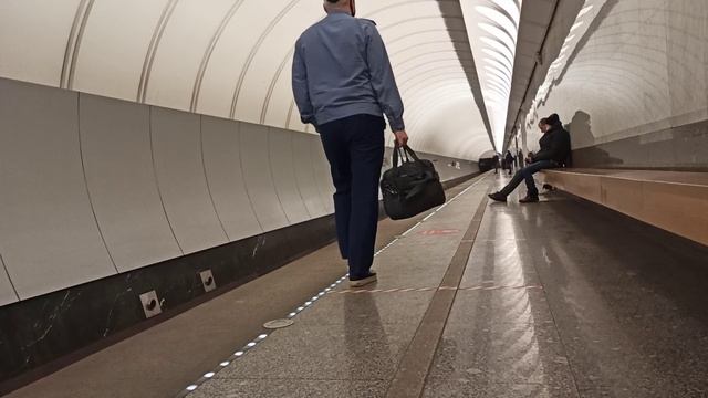 Метро Москва|Станция метро Достоевская прибывает метропоезд 81-717 "Номерной"