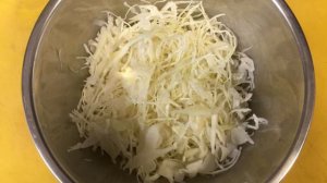 Салат из капусты с кукурузой и яблоком