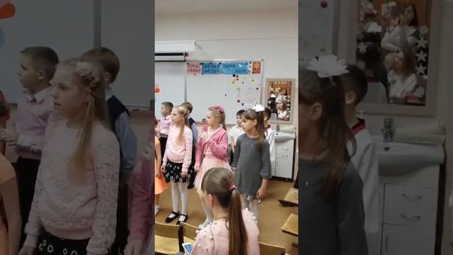 ДЕНЬ МАМЫ В ШКОЛЕ! 2ч. ПЕСНЯ ЦВЕТИК СЕМИЦВЕТИК! смотреть онлайн