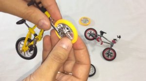 Маленький игрушечный велосипед для детей. Меняем колесо, пристёгиваем. Bicycle for kids.