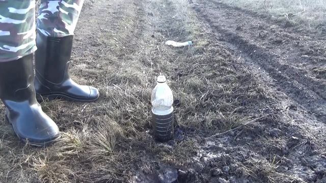 взрываем петарды в бутылках с водой
