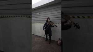 Девушка красиво играет на скрипке в метро.