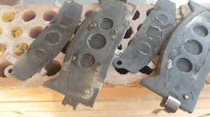 Camry 50 - 55 , суппорт передний чистим , смазываем.