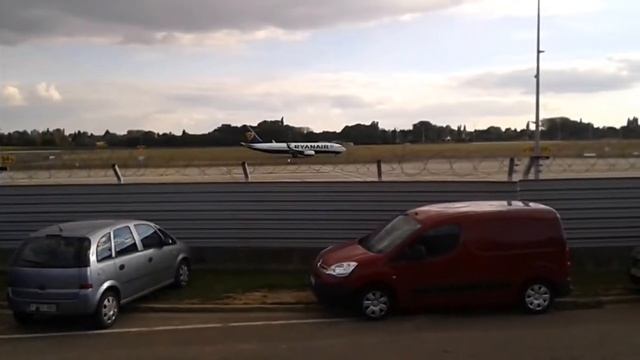 arrivage et depart d'avion a charleroi airport.
