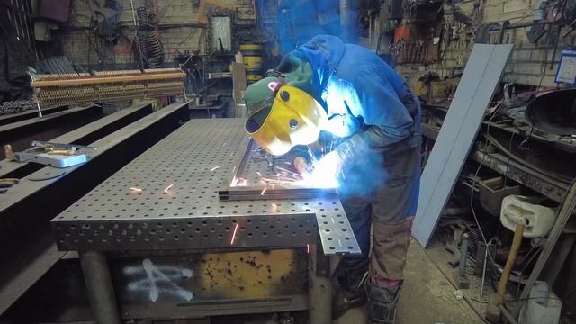 "Берложный вопрос": Треш ремонт квартиры от сварщиков смотреть онлайн