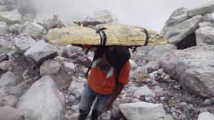 Добыча серы на вулкане Иджен. Самая опасная работа в мире