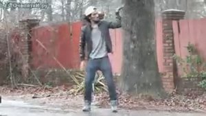 Парень нереально танцует.))