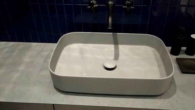 Чистовая часть встраиваемого смесителя +накладная раковина. смотреть онлайн