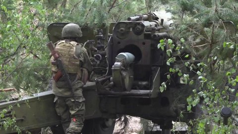 В Донецкой республике союзные силы постепенно вскрывают украинскую оборону в районе Северска