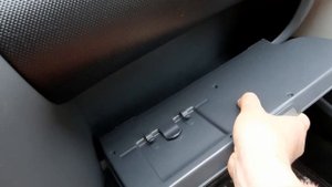 Peugeot 107: Устанавливаем дверцу для полочки в салоне