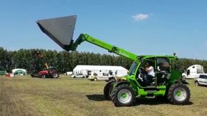 Телескопический погрузчик MERLO TURBOFARMER TF42.7 ковш 3м3 с зерном