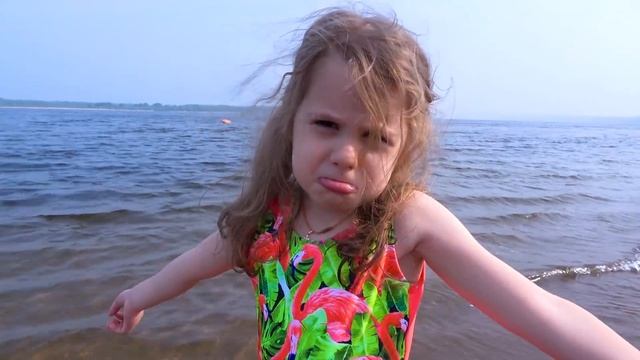 Eva Play and mom have fun on the beach смотреть онлайн