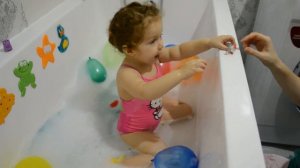 Диана купается в ванной с шариками