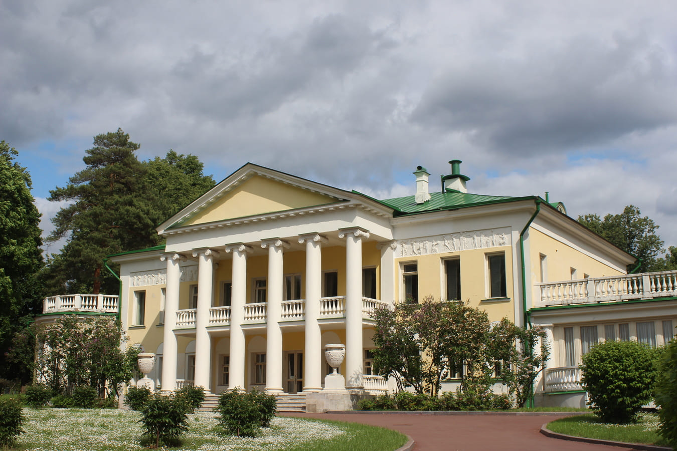 Музее заповеднике горки ленинские. Усадьба горки Ленинские. Горки Ленинские Церковь. Музей-заповедник «горки Ленинские» 1949 года. Усадьба горки Оболенские.