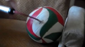 Накачать волейбольный мяч